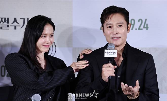 (서울=뉴스1) 구윤성 기자 = 배우 이병헌(오른쪽)과 손예진이 22일 오후 서울 용산구 CGV 용산에서 열린 영화 '어쩔수가없다' 기자간담회에서 취재진의 질문에 답하고 있다. 2025.9.22/뉴스1 Copyright (C) 뉴스1. All rights reserved. 무단 전재 및 재배포, AI학습 이용 금지. /사진=(서울=뉴스1) 구윤성 기자