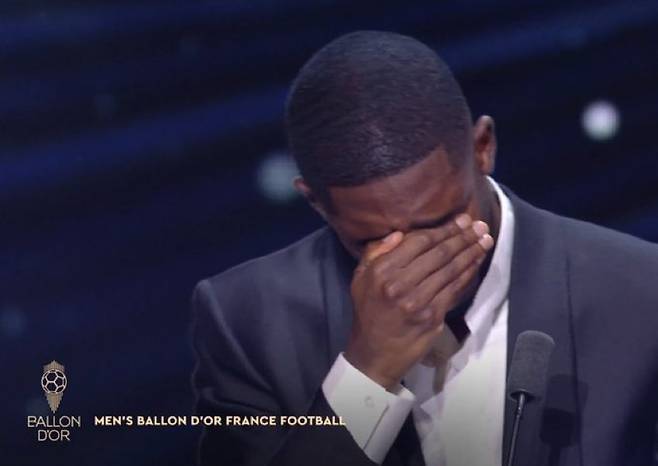 2025 발롱도르 수상자로 선정된 파리 생제르맹(PSG) 우스만 뎀벨레가 단상에 올라 눈물을 흘리고 있다. /사진=파브리치오 로마노 SNS 캡처
