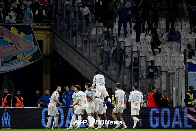 23일(한국시간) 프랑스 마르세유의 오렌지 벨로드롬에서 열린 2025~2026 프랑스 리그1 5라운드 홈경기에서 14년 만에 파리 생제르맹(PSG)을 꺾은 마르세유. /AFPBBNews=뉴스1