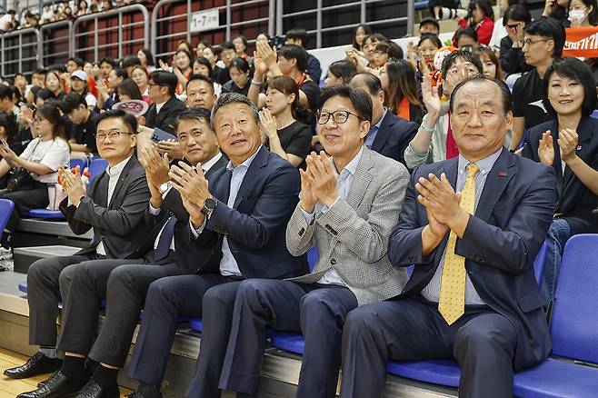 2025~2026시즌 OK 읏맨 배구단 출정식에 참석한 OK금융그룹 최윤 회장(가운데)와 부산시 박형준 시장(오른쪽 두 번째). OK저축은행 정길호 대표이사(왼쪽 두 번째)와  OK 읏맨 배구단 권철근 단장(맨 왼쪽), 부산시배구협회 권영중 회장(오른쪽)도 참석했다. /사진=OK저축은행 배구단 제공