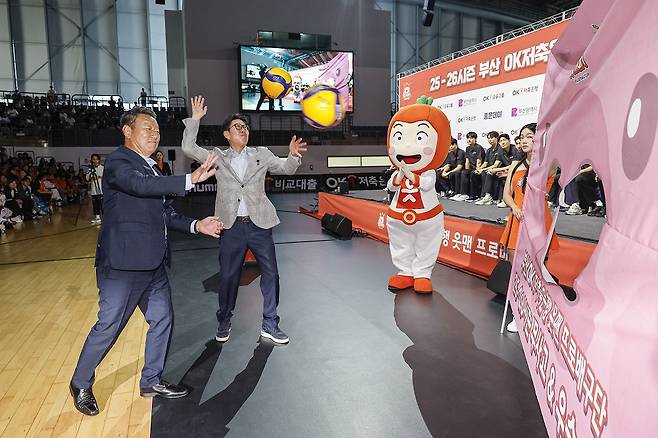 무사고 우승 기원 퍼포먼스에 참여한 OK금융그룹 최윤 회장(왼쪽)과 박형준 부산시장. /사진=OK저축은행 배구단 제공