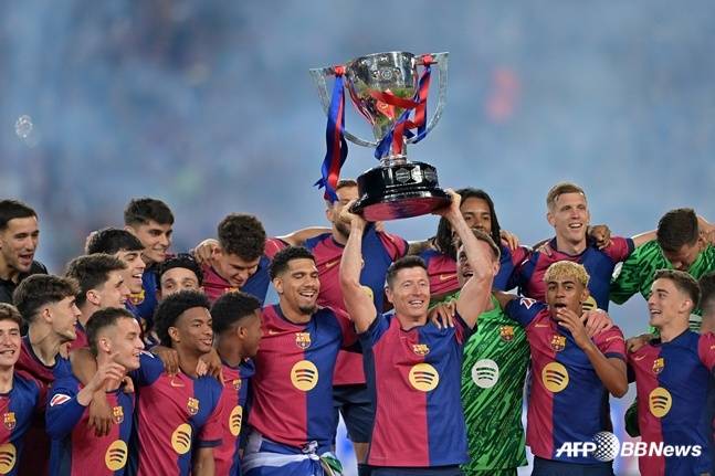 지난 5월 2024~2025시즌 라 리가에서 우승한 FC 바르셀로나 선수들이 트로피를 들고 자축하고 있다.  /AFPBBNews=뉴스1