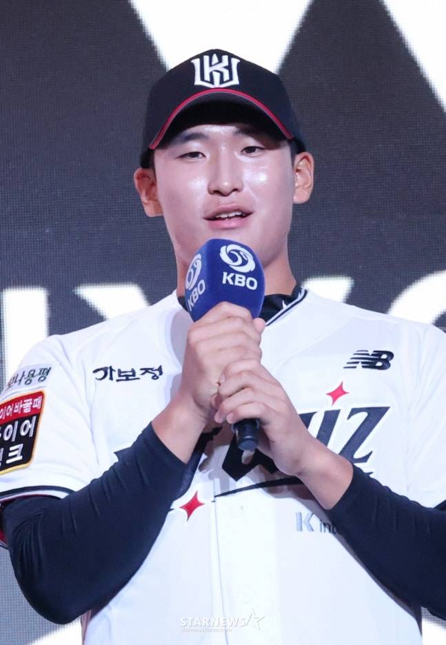 '2026 KBO 신인 드래프트'가 17일 서울 송파구 롯데호텔 월드 크리스탈볼룸에서 열렸다.  박지훈(전주고)이 전체 6순위로 KT위즈에 지명된 후 소감을 밝히고 있다. /사진=김진경 대기자