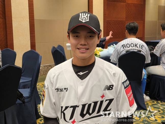 단국대 임상우가 17일 열린 2026 KBO 신인드래프트에서 KT 지명을 받고 미소 짓고 있다. /사진=김동윤 기자