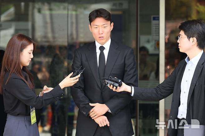축구선수 황의조가 4일 오후 서울 서초구 서울중앙지방법원에서 열린 불법촬영 등 혐의 항소심 선고를 마치고 법원을 나서며 발언하고 있다. /사진=뉴시스