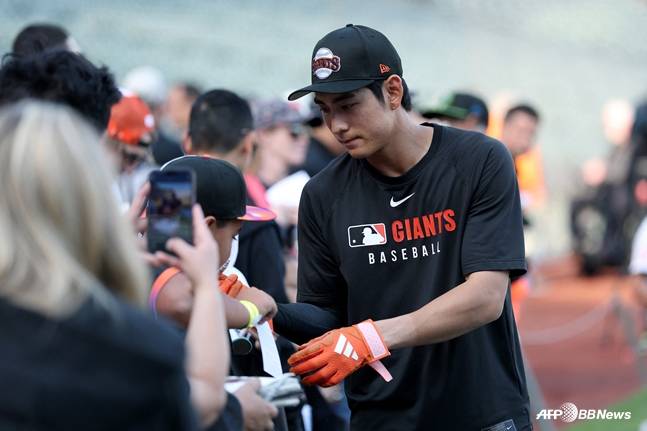 미국 현지팬들에게 사인을 해주는 이정후. /AFPBBNews=뉴스1