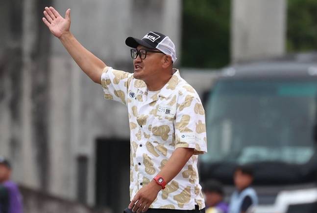 아키타 유타카 감독이 작전 지시를 하는 모습. /사진=고치 유나이티드 공식 SNS