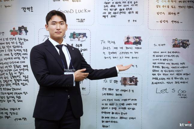 박지훈이 롤 모델로 꼽은 소형준으로부터 받은 메시지 앞에서 포즈를 취하고 있다. /사진=KT 위즈 제공
