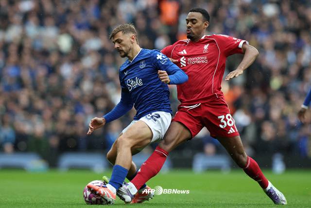경기에 집중하는 라이언 흐라번베르흐(오른쪽). /AFPBBNews=뉴스1