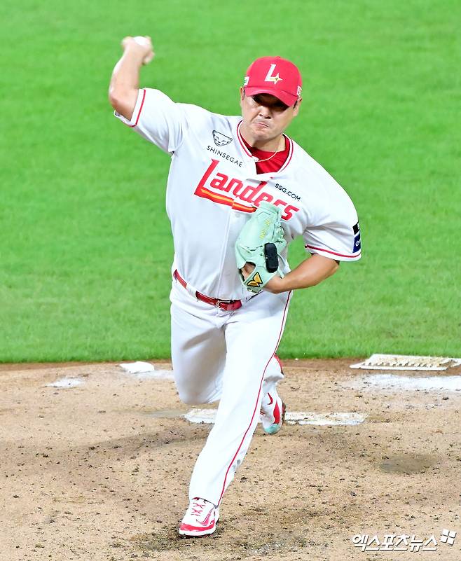 SSG 랜더스 베테랑 우완 노경은이 지난 21일 문학 두산 베어스전에서 홀드를 기록했다. 사진 엑스포츠뉴스 DB