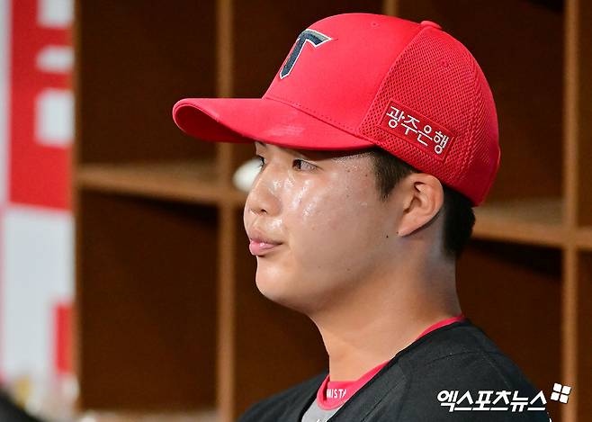 24일 오후 서울 구로구 고척스카이돔에서 열린 '2025 신한 SOL Bank KBO리그' KIA 타이거즈와 키움 히어로즈의 경기, 7회말 수비를 마친 KIA 김태형이 숨을 고르고 있다. 엑스포츠뉴스 DB