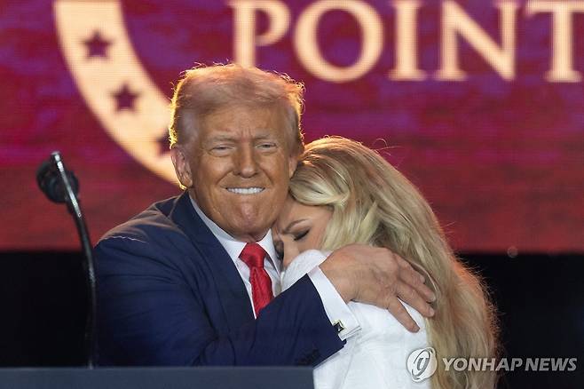 에리카 커크와 포옹한 트럼프 대통령 [로이터 연합뉴스 자료사진]