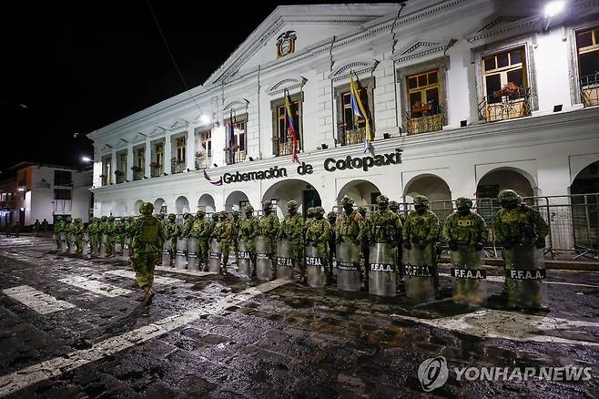 21일(현지시간) 코토팍시 주정부 청사 지키는 에콰도르 장병 [라타쿵가 EPA=연합뉴스. 재판매 및 DB 금지]