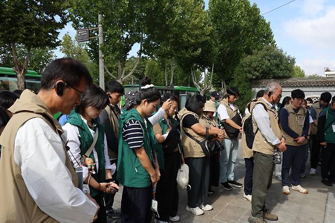 중국 시안 광복군 제2지대 기념비 공원에서 묵념하는 탐방단 [촬영 한종구 기자]