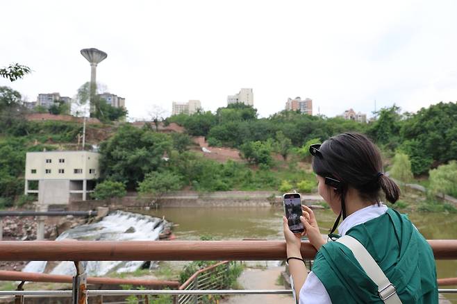 중국 충칭 임시정부 요인 거주지 사진 찍는 탐방단 [촬영 한종구 기자]
