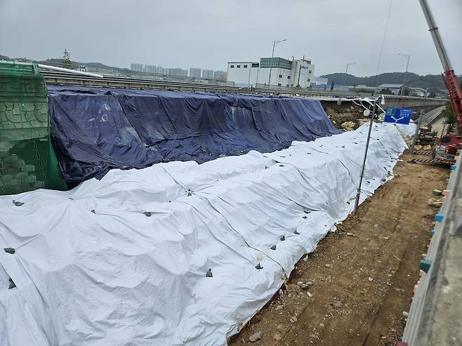 지난 16일 임시 복구가 진행 중인 옹벽 붕괴 현장 [촬영 권준우]