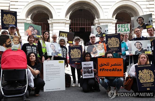 지난 7월 영국에서 진행된 압델 파타 석방 촉구 시위 [EPA=연합뉴스. 재판매 및 DB 금지]