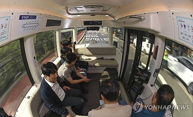 운전석ㆍ운전자 없이 달리는 자율주행셔틀 (서울=연합뉴스) 김인철 기자 = 23일 서울 청계천 일대에서 운전석 없는 자율주행셔틀이 시험운행을 하고 있다.
    운전석과 운전대가 없는 자율주행셔틀은 안전요원이 탑승하지만, 운전에는 관여하지 않는다. 청계광장∼청계5가(광장시장)∼청계광장을 순환하는 총 4.8㎞ 구간으로, 주중 평일 오전 10시부터 오후 5시까지 운행한다. 2025.9.23 [공동취재] yatoya@yna.co.kr