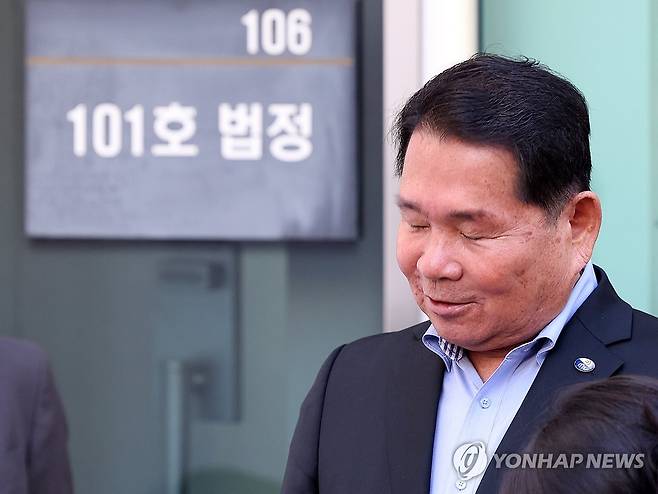 심경 밝히는 신경호 강원교육감 (춘천=연합뉴스) 양지웅 기자 = 불법선거운동과 뇌물수수 혐의로 기소된 신경호 강원특별자치도교육감이 23일 춘천지법에서 열린 선고공판에 참석한 뒤 심경을 밝히고 있다.
    신 교육감은 이날 1심에서 당선무효형에 해당하는 징역 10개월에 집행유예 2년을 선고받았다. 2025.9.23 yangdoo@yna.co.kr