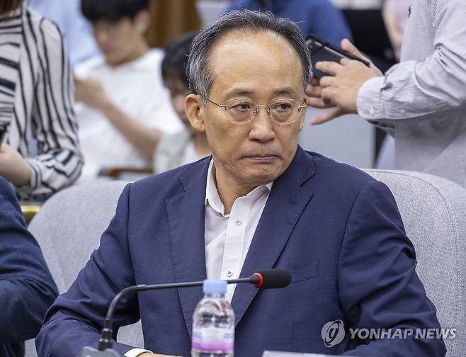 토론회 시작 기다리는 추경호 의원 (서울=연합뉴스) 황광모 기자 = 국민의힘 추경호 의원이 17일 서울 여의도 국회에서 국민의힘 정책위와 정무위, 기재위가 공동 주최한 '기재부·금융위 조직 개편안 토론회 : 개편인가 개악인가?' 토론회에 참석해 시작을 기다리고 있다. 2025.9.17 hkmpooh@yna.co.kr