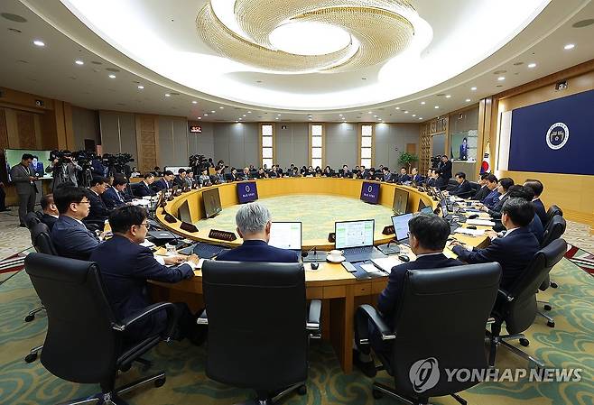 이재명 정부 첫 세종 국무회의 (세종=연합뉴스) 김도훈 기자 = 16일 정부세종청사에서 이재명 대통령 주재로 제42회 국무회의가 진행되고 있다. 2025.9.16 superdoo82@yna.co.kr