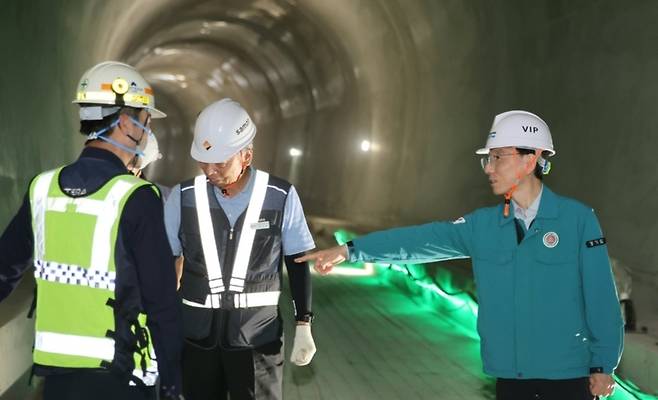 ▲ 김성중 경기도 행정1부지사가 지난 5월 도봉산~옥정 광역철도 1공구 지하·토공사 현장을 찾아 안전대책 추진 상황을 점검하고 있다./사진제공=경기도