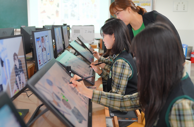 ▲&nbsp;안산디자인문화고등학교 학생들이 수업을 받고 있다./사진제공=안산디자인문화고등학교