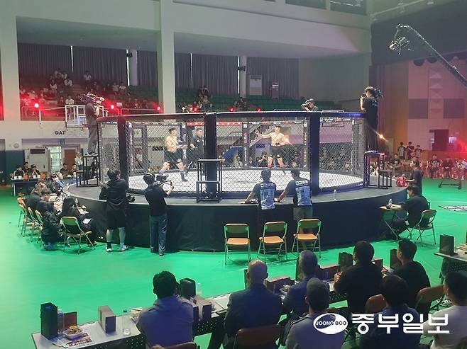 고교천왕 시즌3 파이널 경기가 신안산대학교 체육관에 마련된 특설케이지에서 진행되고 있다. 이태호 기자