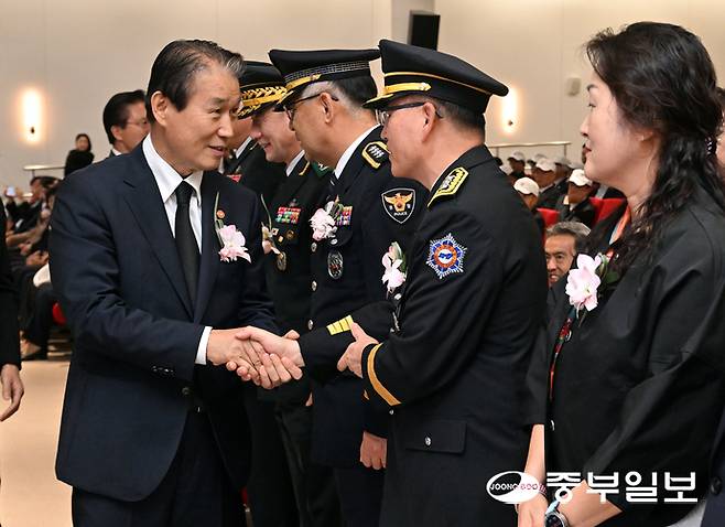 권오을 국가보훈부 장관이 24일 오후 이천시 국립이천호국원에서 열린 '국립이천호국원 충령당 준공식'에서 내빈들과 인사를 나누고 있다. 김경민기자