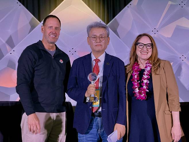 정강환 교수(가운데)가 IFEA 명예의전당에 헌액된 뒤 수상의 기쁨을 나누고 있다.