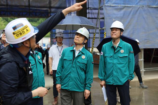 김승남 광주시도시공사 사장(사진 중앙)이 지난 6월 통합공공임대아파트 현장을 살펴보고 있다./광주도시공사 제공