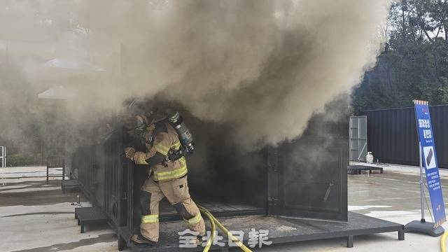 실화재 훈련 중 컨테이너에서 연기가 뿜어져 나오고 있다. 김문경 기자