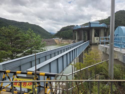 한국수력원자력은 지난 20일부터 도수관로에 있던 수량에 한해 하루 1만톤씩 임시 방류를 하고 있다. 도암댐 방류는 24년 만이다.