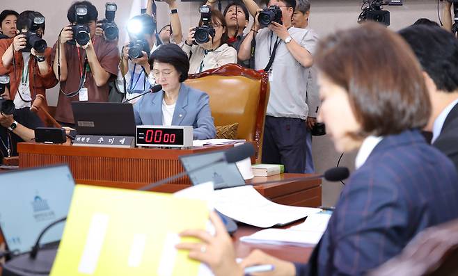 24일 서울 여의도 국회에서 열린 법제사법위원회 전체회의에서 추미애 위원장이 의사봉을 두드리고 있다. 연합뉴스