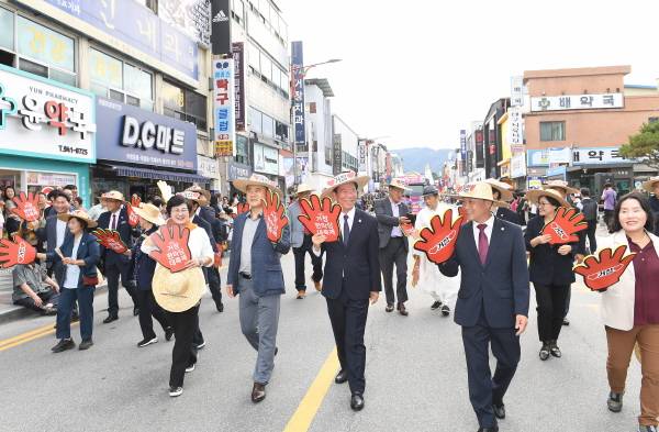 지난해 '거창한마당대축제'에서 구인모 거창군수 등 주요 인사들이 거리퍼레이드를 벌이고 있다.