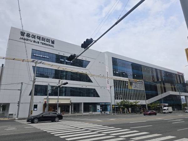 지난해 준공 이후 아직까지도 운영되지 못하고 방치돼 있는 장유여객터미널. / 박슬옹 기자