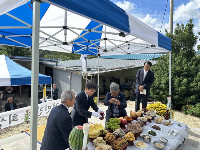 지난 22일 문경읍 갈평추모공원에서