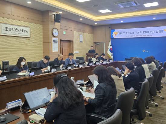 경남경찰청이 24일 유관기관과 함께 관계성 범죄 피해자 보호 강화를 위한 간담회를 갖고 있다. 사진=경남경찰청
