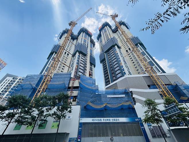 대구 사일동에 위치한 한 신축아파트 공사현장. /황인무기자