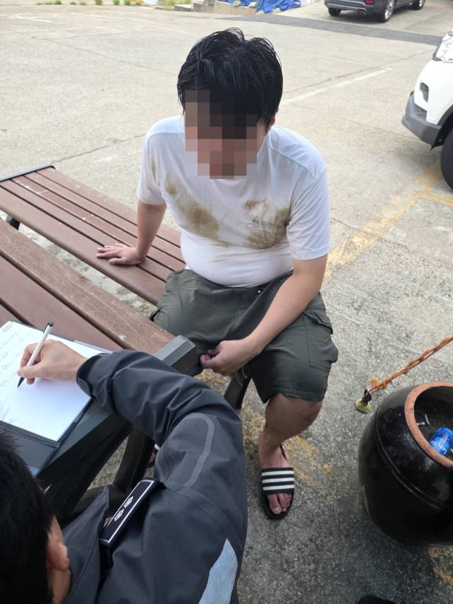 24일 오전 7시께 부산 해운대구 동백섬 인근 바다에 빠진 20대 남성이 해경에 구조됐다. 부산해경 제공