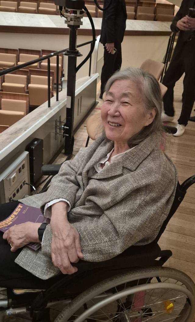 재독 작곡가 박영희 선생이 23일(현지 시간) 독일 베를린 필하모니 메인 오디토리엄에서 열린 부산시향의 ‘무직페스트 베를린’ 폐막 공연을 관람하고 있다. 박석호 기자