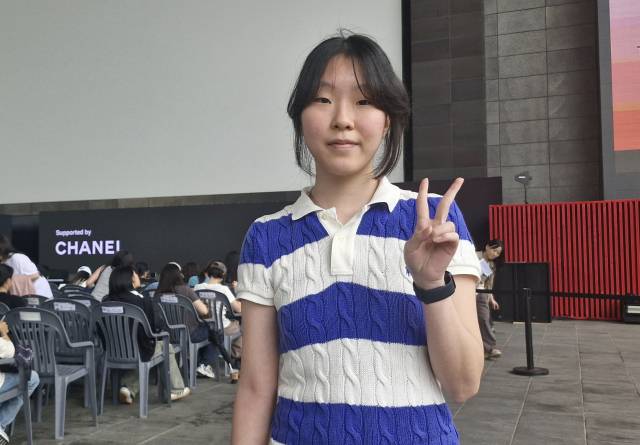 24일 오후 부산 해운대구 영화의전당 야외무대에서 열린 영화퀴즈골든벨에서 1등을 차지한 이은채 씨. 김희돈 기자