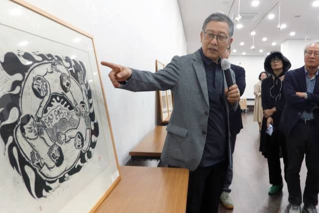 23일 오후 부산 중구 가톨릭센터 대청갤러리에서 열린 홍성담 작가의 ‘독일 유배 작품 봉인 해제 행사’ 모습. 박희진 사진가 제공