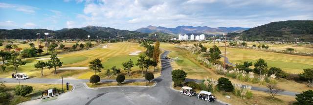 창원시 진해 웅동1지구 개발사업지구 내 체육 시설인 아라미르 골프장 전경./경남신문DB/