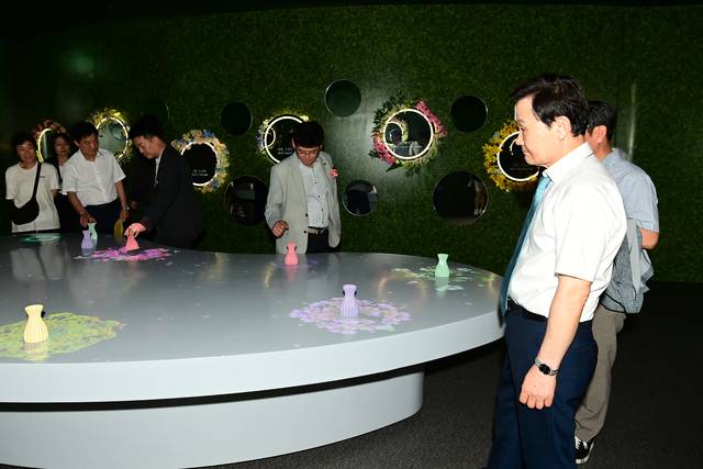 이남철 군수가 대가야수목원 실내 전시관을 둘러보고 있다.