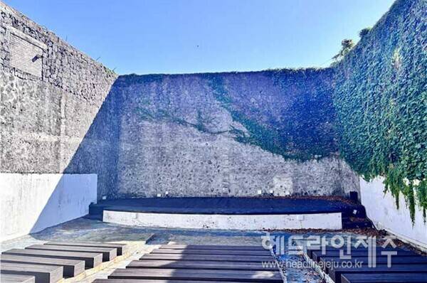 외벽이 철거되기 전 관광극장 야외공연장 전경.