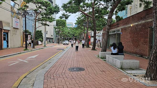 서울 종로구 혜화역 인근 소나무길. 당초 왕복 2차로였던 도로를 일방 1차로로 바꾸고 보행로를 넓히면서 쾌적한 거리로 탈바꿈한 모습이다. 이삼섭기자 seobi@mdilbo.com