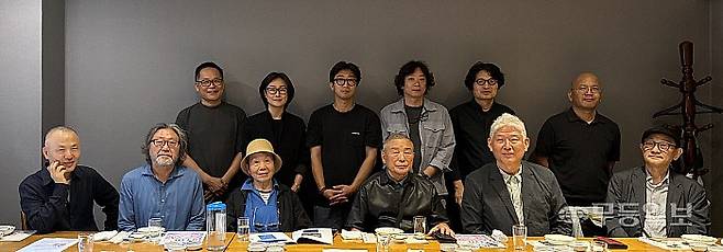 인도 뉴델리 야소부미에서 25~28일 열리는 아트페어 '아트 아시아 델리 2025' 특별전 '광주현대미술'에 참여하는 광주 작가들과 윤범모 광주비엔날레 대표이사(아랫줄 맨 오른쪽), 김허경 광주미디어아트플랫폼 센터장(윗줄 왼쪽에서 두번째). 김혜진기자 hj@mdilbo.com