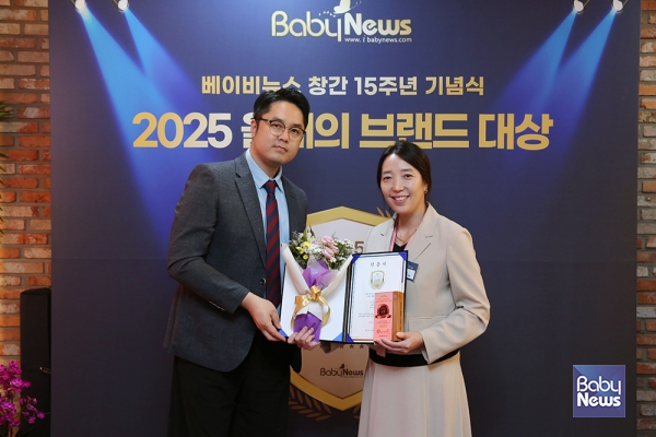 아누리 김민선 대표(오른쪽)와 홍승택 이사가 23일&nbsp;23일 오후 서울 마포구 베이비뉴스 스튜디오에서 열린 2025 올해의 브랜드 대상 시상식 포토존에서 기념촬영을 하고 있다. 아누리는 베이비룸 부문에서 1위를 차지했다. 이효상 기자 ⓒ베이비뉴스