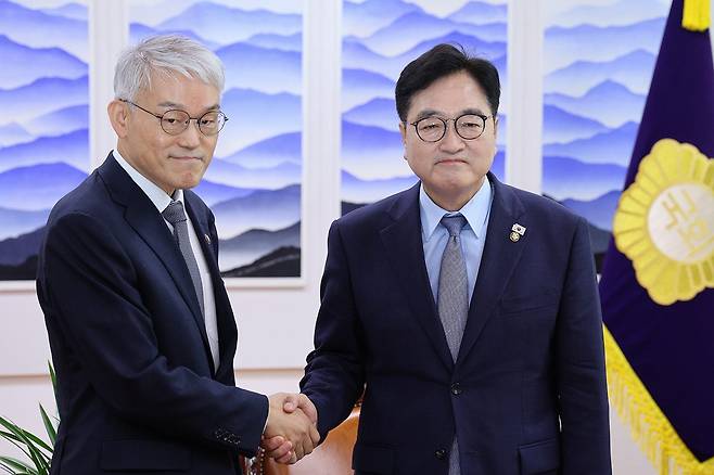 우원식 국회의장이 24일 서울 여의도 국회에서 천대엽 법원행정처장을 접견하고 있다. (사진/뉴스1)